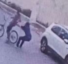 Momento em que ladr&atilde;o tenta roubar mulher, em Jaboat&atilde;o.