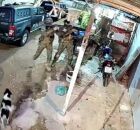 Justi&ccedil;a: momento em que PMs invadem e matam os homens.