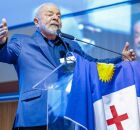 Presidente Lula com a bandeira de Pernambuco.