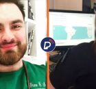 M&eacute;dico residente em pediatria e policial investigando computador.