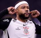 Memphis Depay com a camisa do Corinthians.