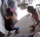 Momento em que mulher esfaqueia ex-marido.