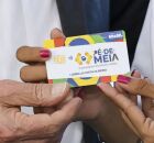 Lula e mulher segurando cart&atilde;o do P&eacute;-de-Meia.