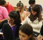 Estudantes em sala de aula.