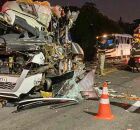 Acidente envolvendo &ocirc;nibus de universit&aacute;rios e carreta deixa cinco mortos.