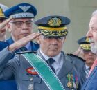 O general Tom&aacute;s Paiva (de cinza) e o presidente Lula durante cerim&ocirc;nia do Dia do Ex&eacute;rcito