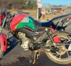 Motocicleta envolvida em acidente com carro.