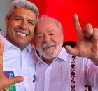 Governador da Bahia ao lado de Lula. 