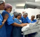 Beb&ecirc; encontrado em saco de lixo ganha nome de Vitor.