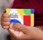 Pessoa segurando cart&atilde;o do Bolsa Fam&iacute;lia.