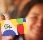 Mulher segurando cart&atilde;o do Bolsa Fam&iacute;lia.