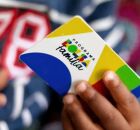 Crian&ccedil;a com cart&atilde;o do Bolsa Fam&iacute;lia.