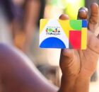 Pessoa segurando cart&atilde;o do Bolsa Fam&iacute;lia.