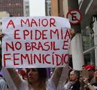 Cartaz em protesto ao feminic&iacute;dio no Brasil.