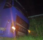 Caminh&atilde;o de latic&iacute;nios tombado na BR-101.