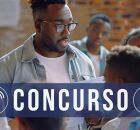 Professor ensinando alunos. 