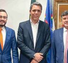 Deputados Lula e Eduardo da Fonte ao lado de Pedro Freitas, prefeito de Alian&ccedil;a e vice-presidente da AMUPE. 