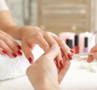 Conhe&ccedil;a as cores de esmalte que mais rejuvenescem as m&atilde;os ap&oacute;s os 40. 