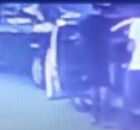 Momento em que fam&iacute;lia &eacute; rendida e tem carro roubado.