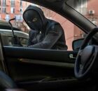 Imagem ilustrativa de um carro sendo roubado.