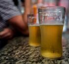 Copos de cerveja em um balc&atilde;o.