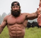 Homem que come carne crua. 