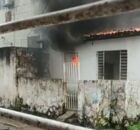Casa em Jaboat&atilde;o que foi incendiada criminalmente.