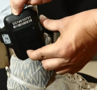 Homem com tornozeleira eletr&ocirc;nica.