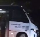 &Ocirc;nibus que bateu em muro na ladeira, em Jaboat&atilde;o.