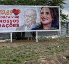 Mar&iacute;lia Arraes, vice-presidente nacional do Solidariedade, marcou presen&ccedil;a no interior do estado com outdoors estampados com a frase "Arraes: sua for&ccedil;a vive em nossos cora&ccedil;&otilde;es". 