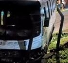 Micro-&ocirc;nibus que bateu em muro ap&oacute;s pneu furar.