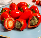 Morango do amor com maconha: mulher &eacute; presa ao tentar entrar em pres&iacute;dio com doce.