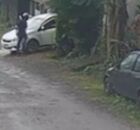 Momento em que motorista &eacute; assaltado.