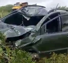 Carro capotado onde mulher e familiares estavam.