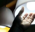 ONS: pessoa mexendo em l&acirc;mpada.