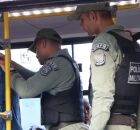 Policiais em &ocirc;nibus