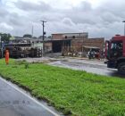 Acidente na BR-101 causado por carreta, onde equipes da prefeitura atuam.