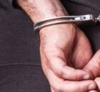 Imagem ilustrativa de homem sendo preso pela pol&iacute;cia.