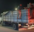 Agentes da PRF durante fiscaliza&ccedil;&atilde;o em caminh&atilde;o.