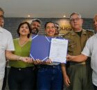 Raquel Lyra assina licita&ccedil;&atilde;o. 