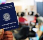  Taxa de desemprego e profissionais com carteira assinada