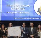 Eduardo Moura entrega T&iacute;tulo de Cidad&atilde; Recifense a delegada L&iacute;dia Barci.