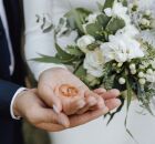 Casal segurando alian&ccedil;as.