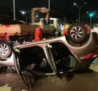 Carro envolvido em acidente com caminh&atilde;o.