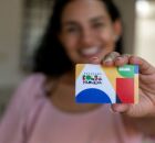 Mulher segurando cart&atilde;o do Bolsa Fam&iacute;lia.