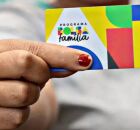 Mulher segurando cart&atilde;o do Bolsa Fam&iacute;lia.