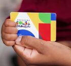 Pessoa segurando cart&atilde;o do Bolsa Fam&iacute;lia.