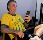 Bolsonaro de tornozeleira em sua casa.