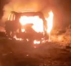 Momento em que corpo &eacute; achado dentro de carro em chamas.