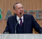 Galv&atilde;o Bueno recebe t&iacute;tulo de cidad&atilde;o cearense e comemora com vaia cearense